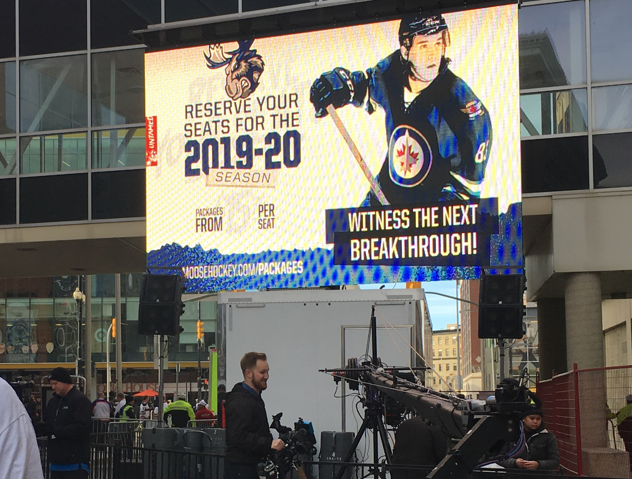 led mobile jumbotron big screen tv rental for outdoor events in canada